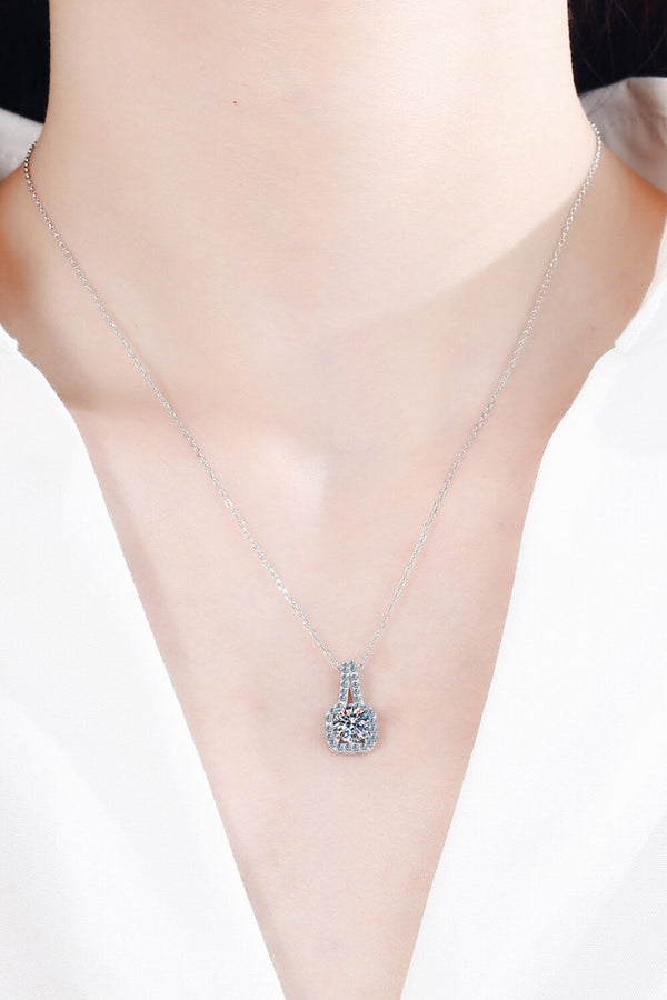 2 Carat Diamond Pendant Necklace - Look Amazing